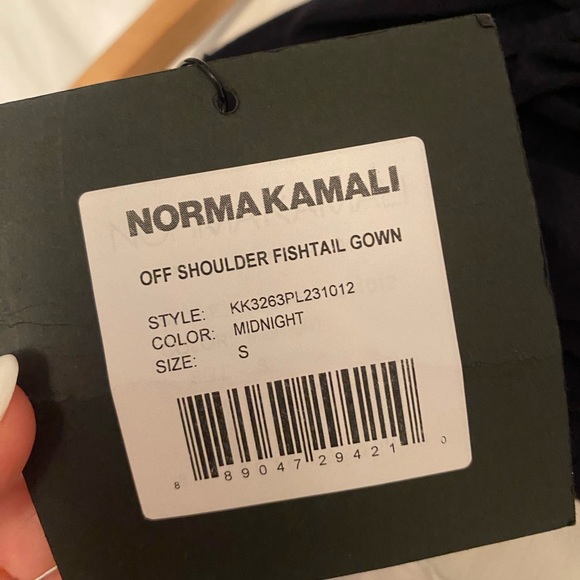 Norma Kamali off shoulder fishtail gown - Picture 2 of 3